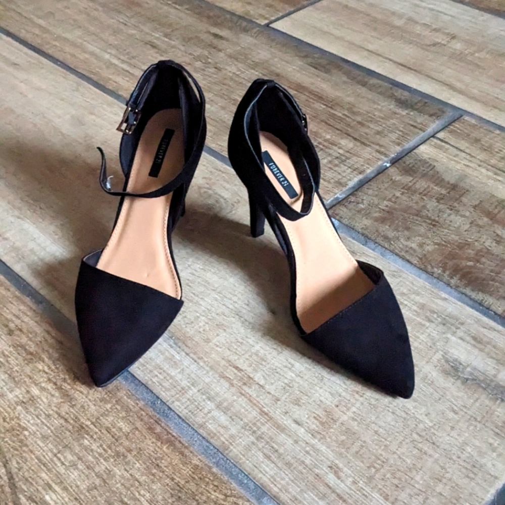 Black pumps size 7